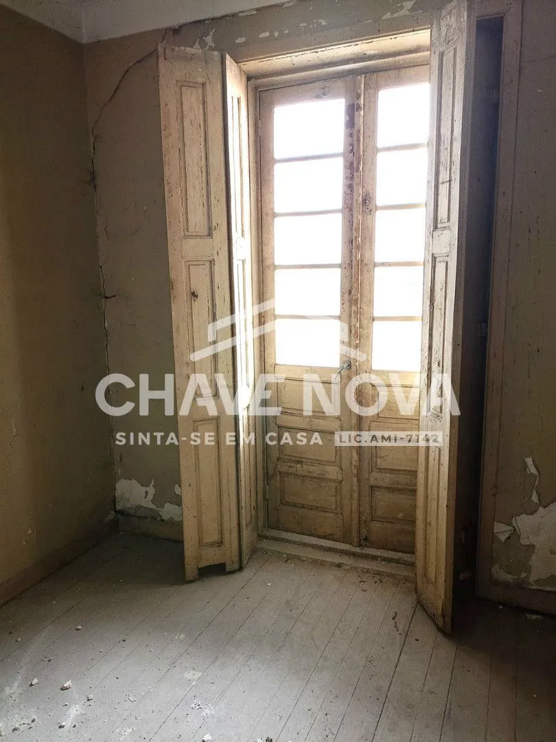 Prédio para reabilitação no Porto (unto a Av. Fernão Magalhães)  - 2