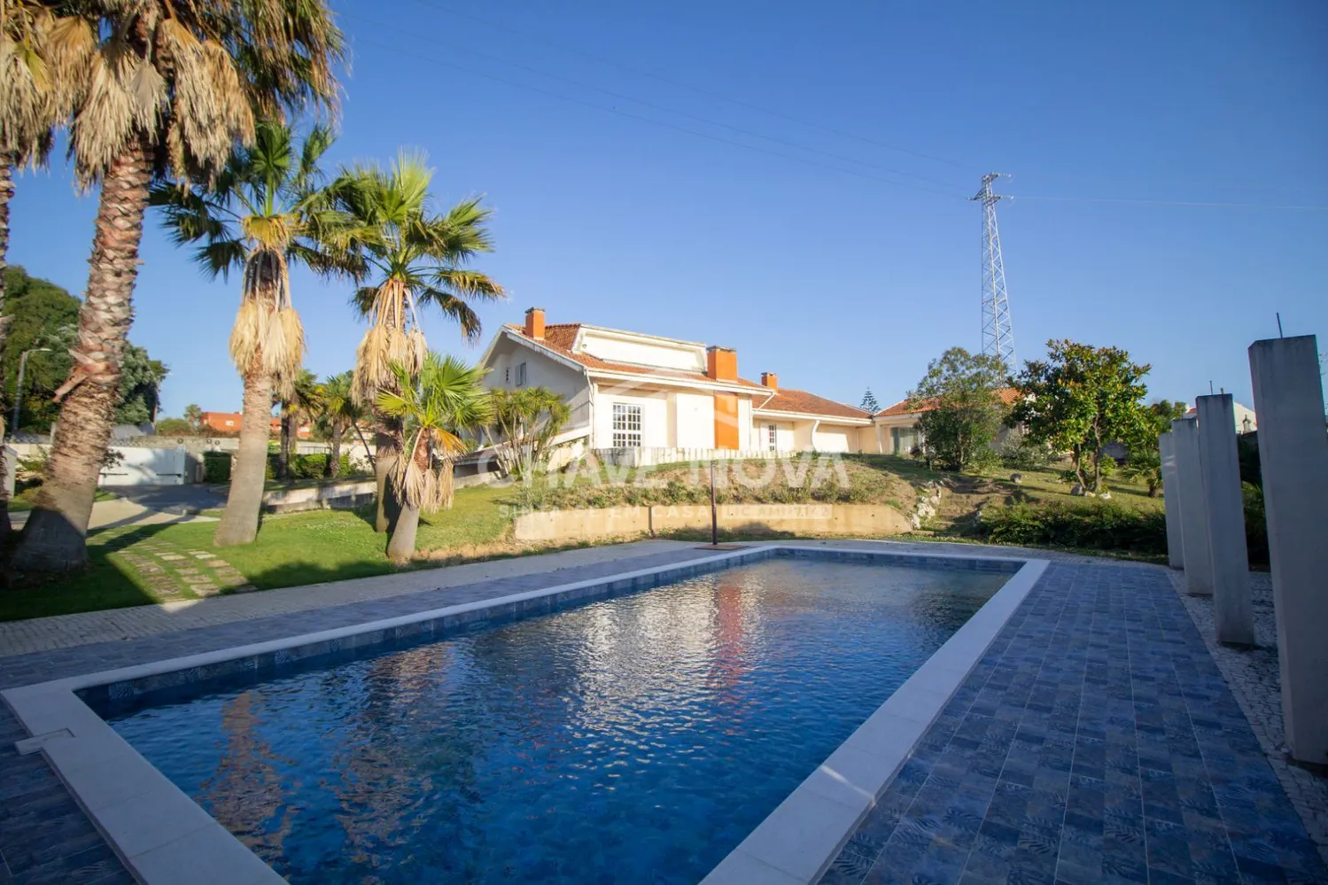 Moradia V11 com piscina interior e exterior em Arcozelo.