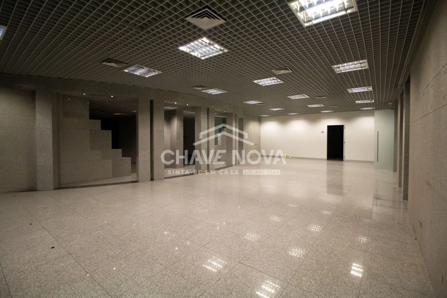 Estabelecimento Comercial de 2 frentes com 2 pisos na Avenida da Boavista - 2