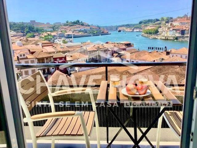 Apartamento T2 com Varanda Privativa e Deslumbrantes Vistas para o Rio Douro