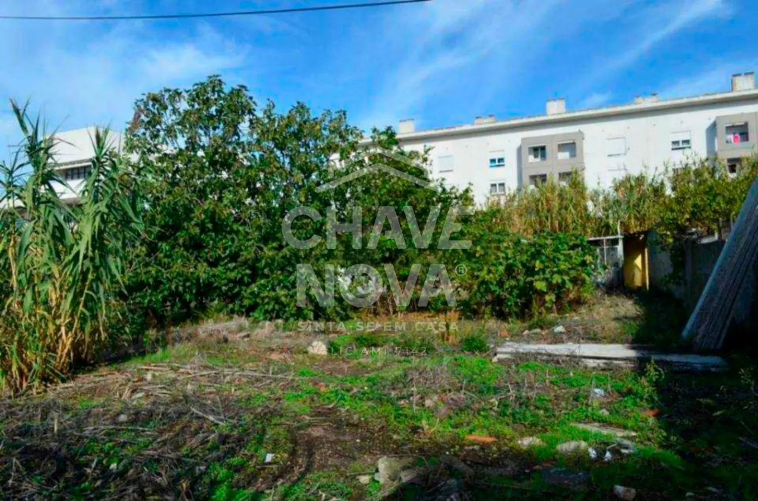 Terreno rústico com possibilidade de passar a urbano, com a área total de 2000m2. 