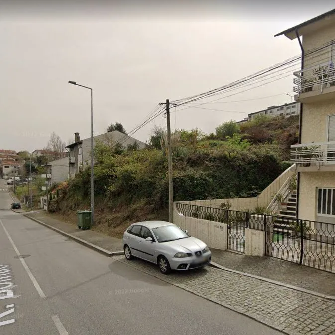 Terrreno com 265m2 , com 2 frentes com viabilidade de construção de moradia de 2 frentes e 3 pisos.
