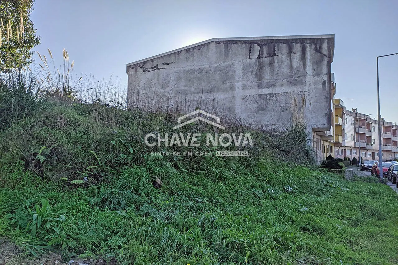 Terreno para construção em altura em Nogueira da Regedoura - Stª. Mª. da Feira