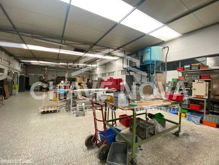 Armazém com 3200 m2 com empresa em funcionamento