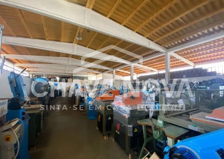 Armazém com 3200 m2 com empresa em funcionamento - 3