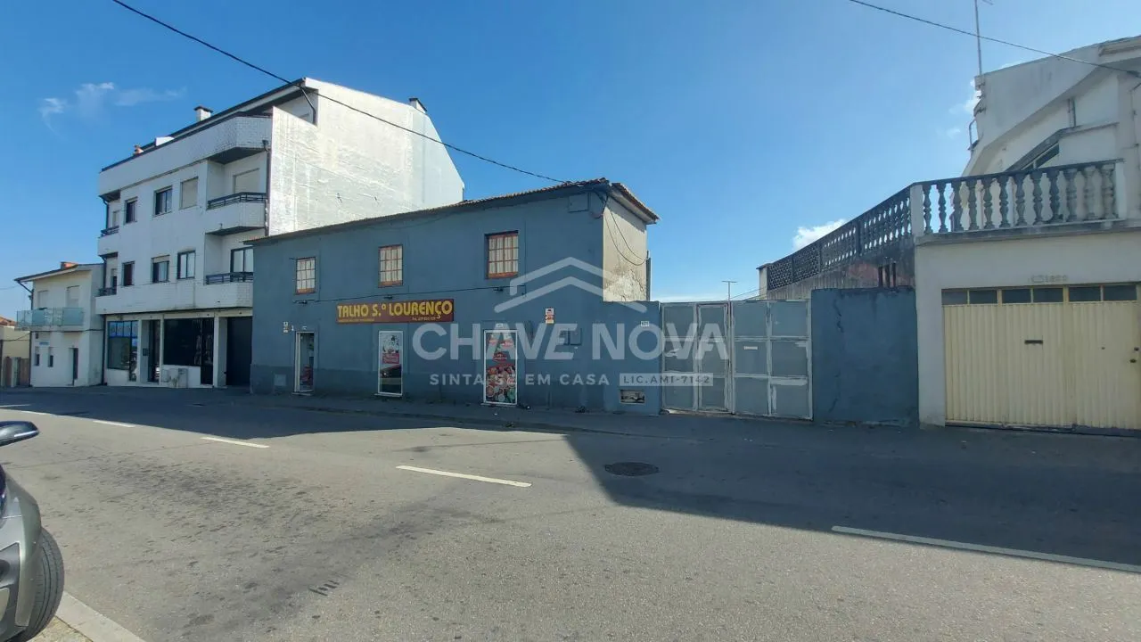 Moradia com espaço comercial - 2