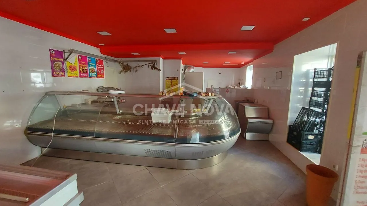 Moradia com espaço comercial - 3