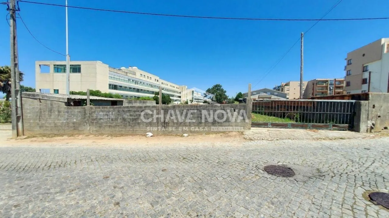 lote de terreno com uma área total de 3.500 m², em São Félix da Marinha