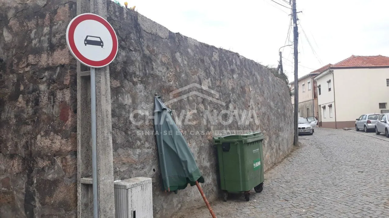 Moradia Independente com Projecto Aprovado para Alojamento Local (1 Km da Praia de Canidelo)