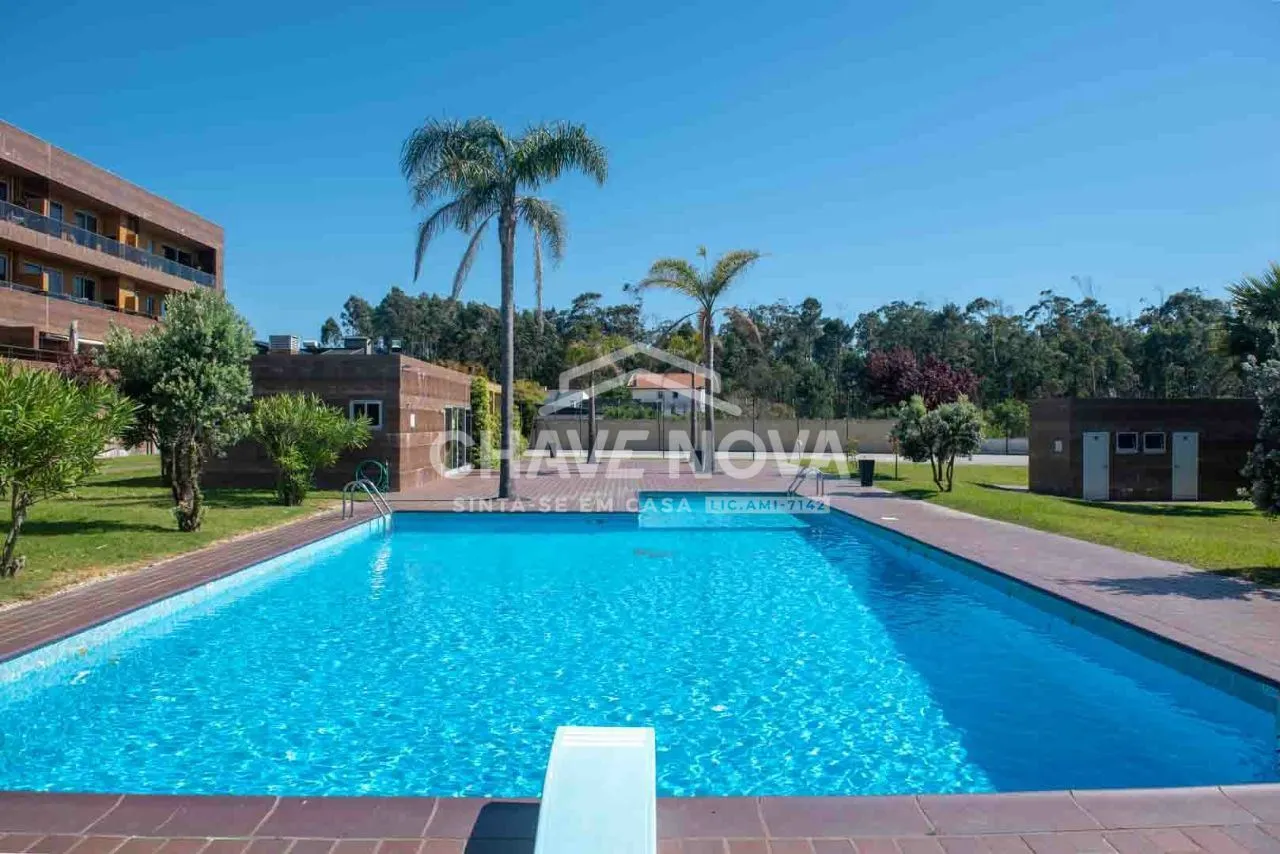 Apartamento T2 com terraço e box em condomínio fechado com piscina 