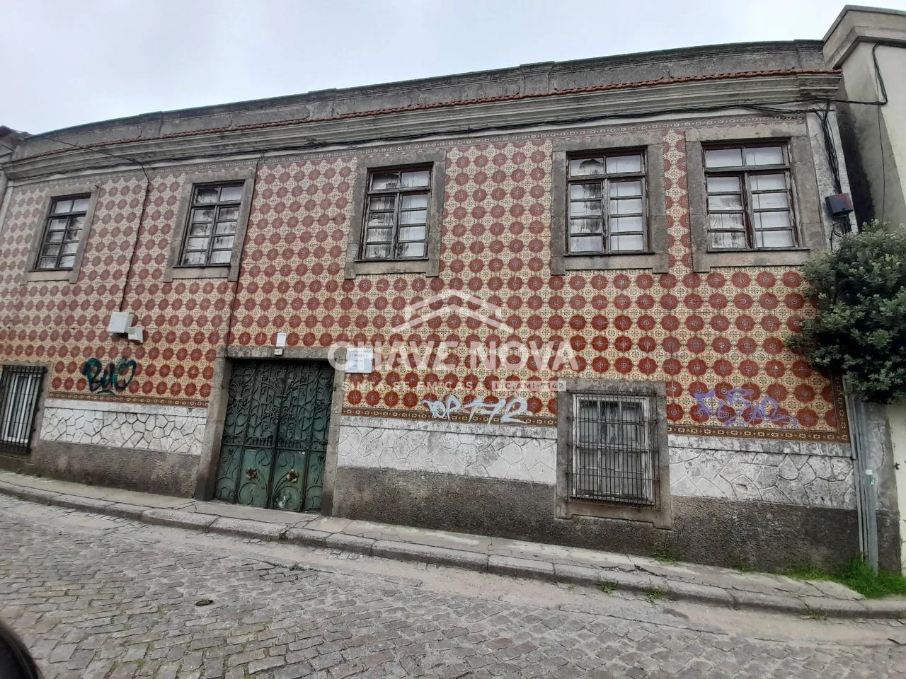 Prédio T4 para recuperar em Valadares