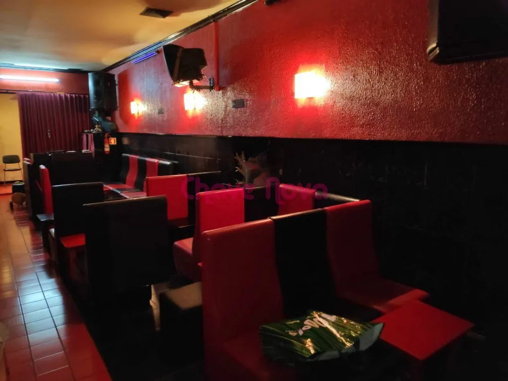 Bar Diurno-Nocturno localizado junto à estação de Campanhã.
