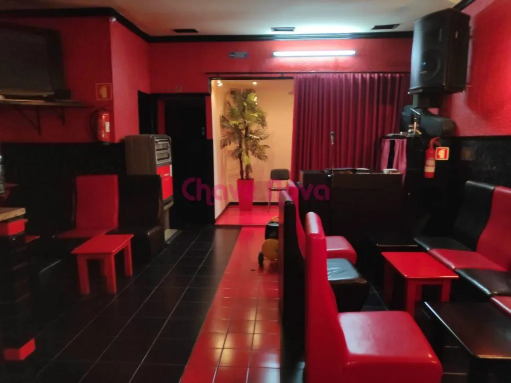 Bar Diurno-Nocturno localizado junto à estação de Campanhã. - 2