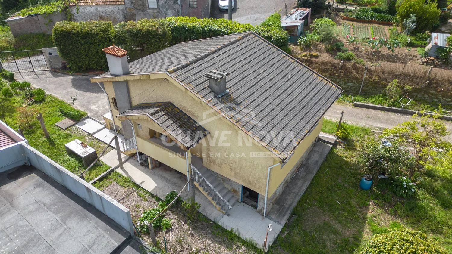 Moradia T3, inserida num terreno com 1500m² - 2
