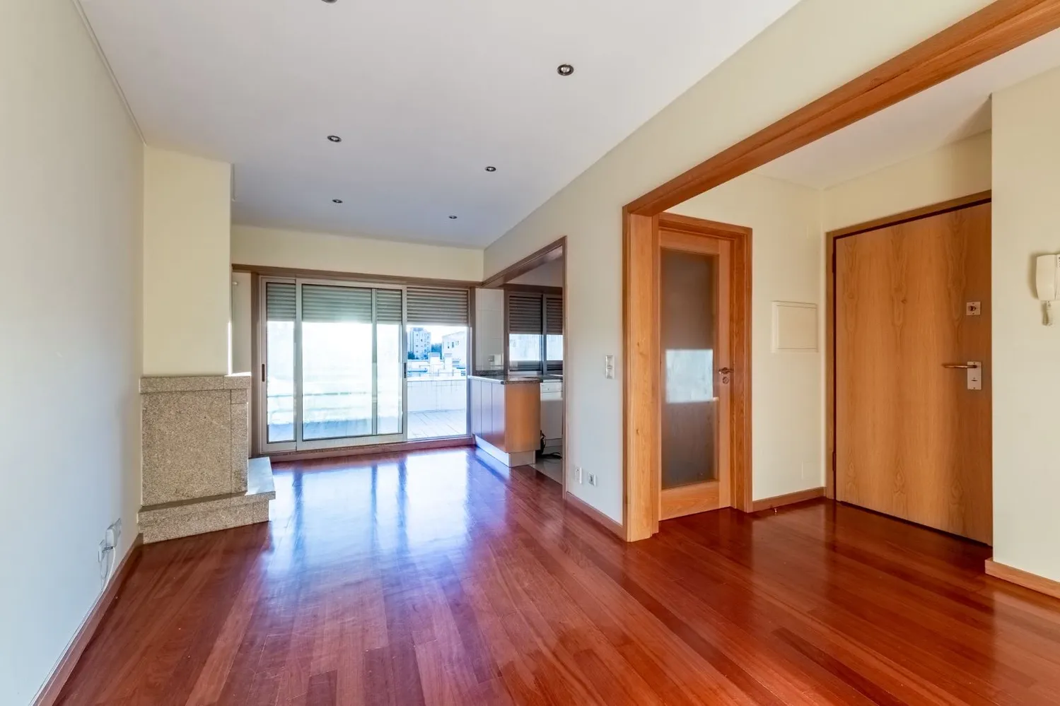 Apartamento T1 com terraço de 17,70 m2 e lugar de garagem no Centro de Gaia