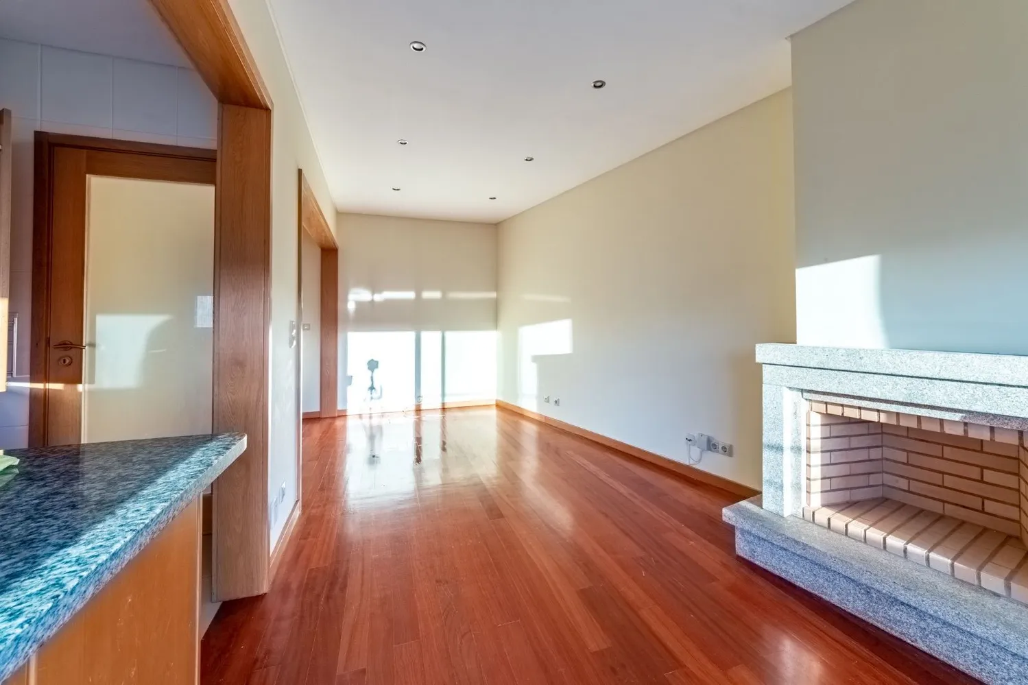 Apartamento T1 com terraço de 17,70 m2 e lugar de garagem no Centro de Gaia - 2