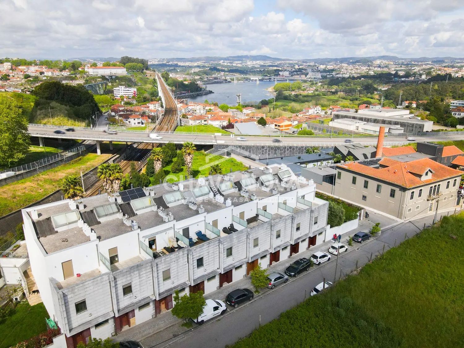 Moradia T4 (4 Suítes) | Moderna, com Terraço e Vista Desafogada – Vila Nova de Gaia