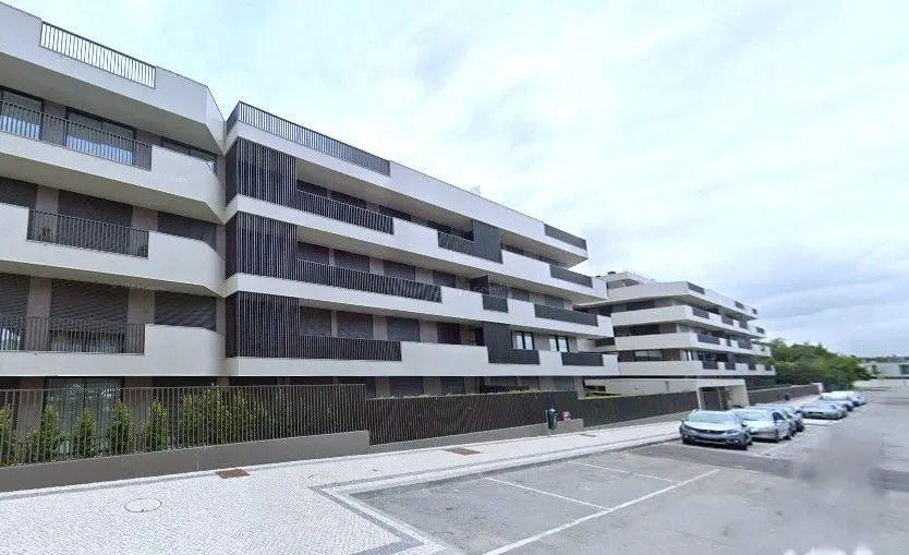 Apartamento T4 c/ piscina para arrendar no condomínio fechado HILGARDEN