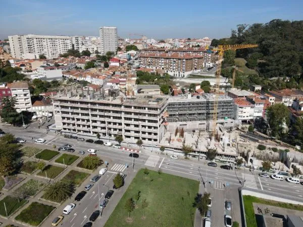 Apartamento T0 Novo, com lugar de garagem, situado em Campanhã, Porto, junto à Praça das Flores 