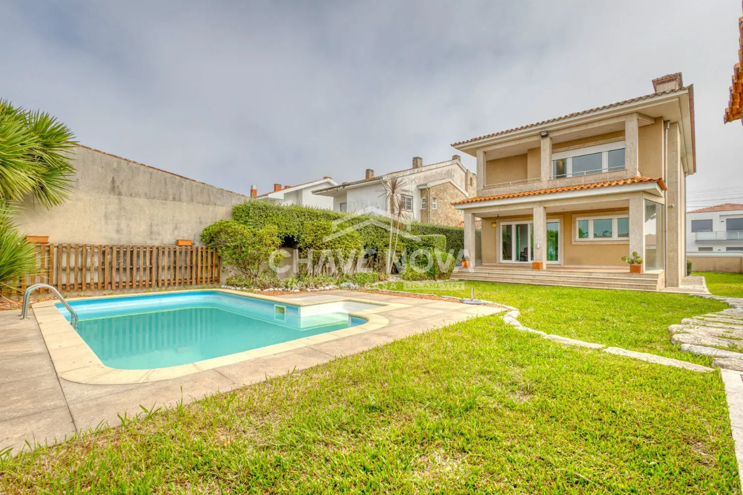 Moradia Isolada V3 c/ Jardim e Piscina em Canidelo (Praias)