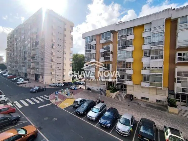T2 Remodelado com varanda e arrecadação em Oeiras