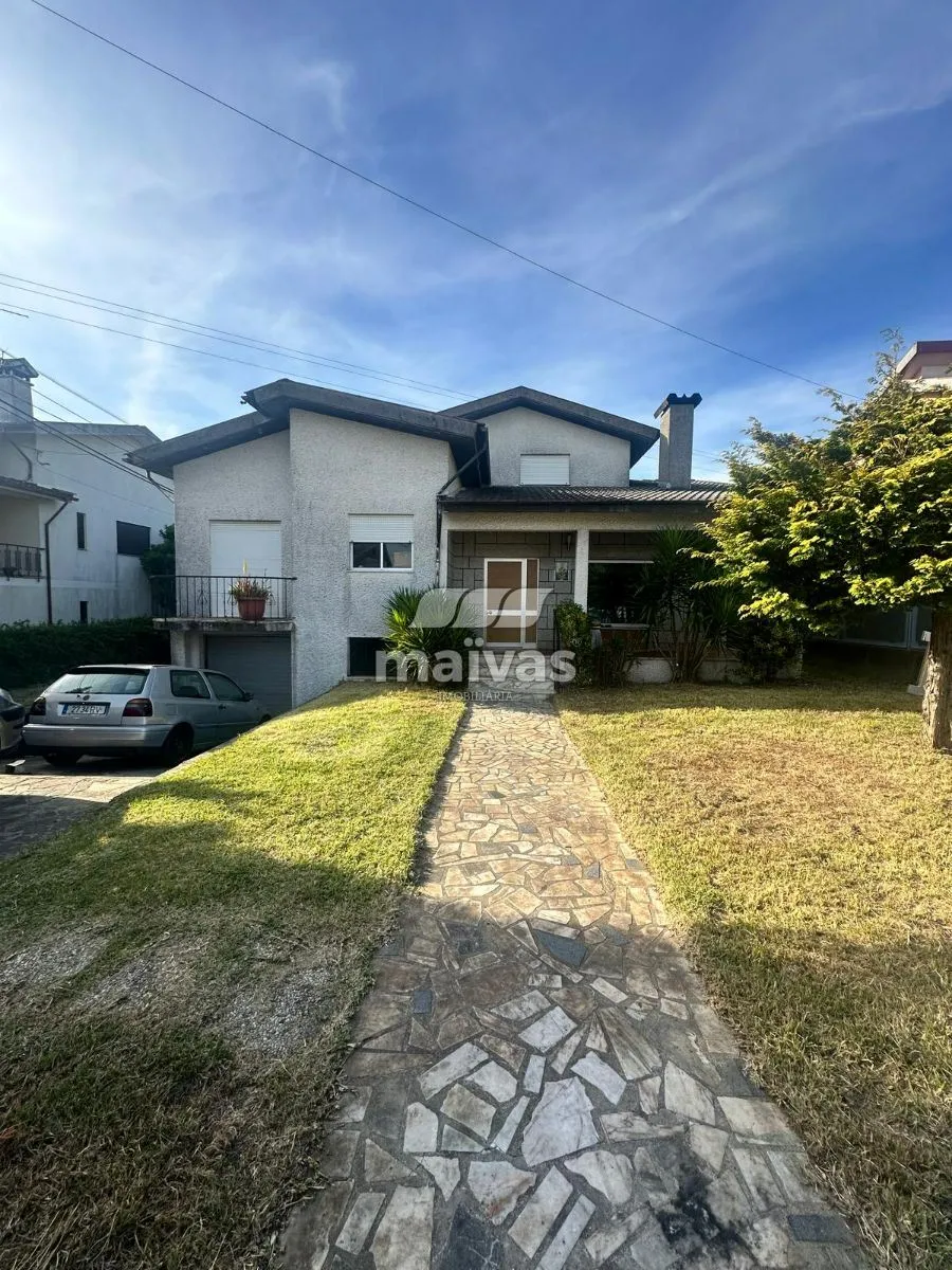 Moradia T4+2 com piscina - Sabariz- Vila Verde