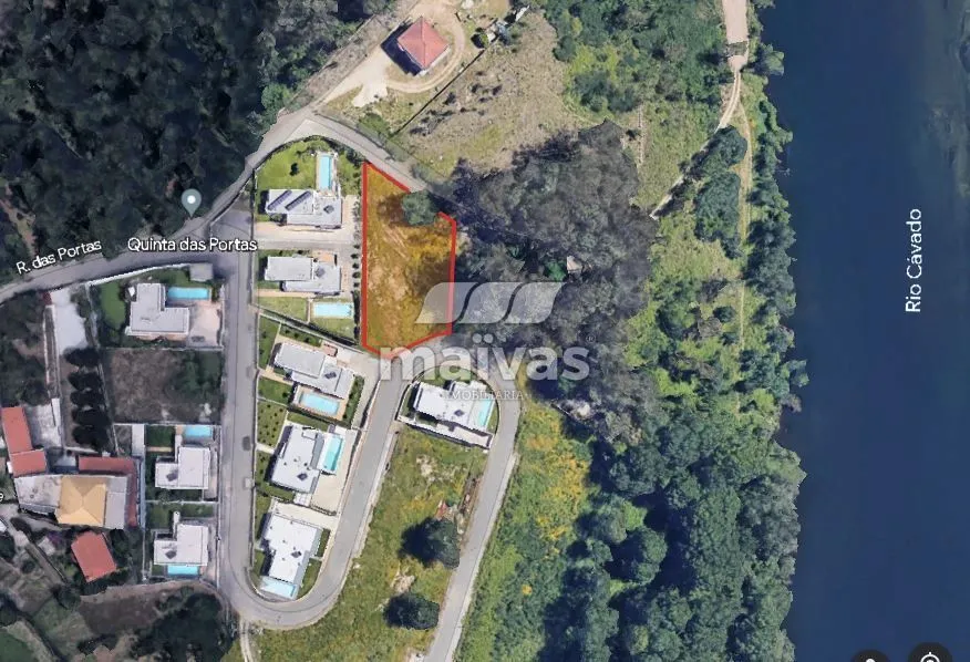 Terreno 1356 m2 - Lago, Amares