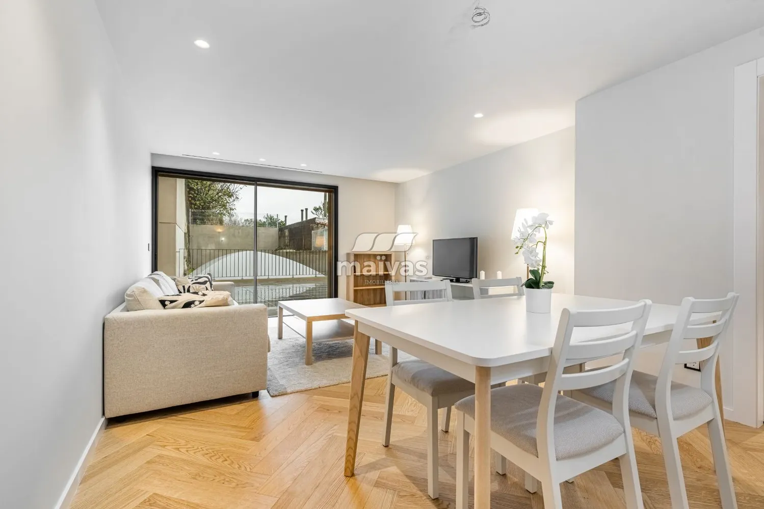 T2 com 2 Suites, Terraço de 70m² e Cozinha Bosch | Junto à Av. Central - 2