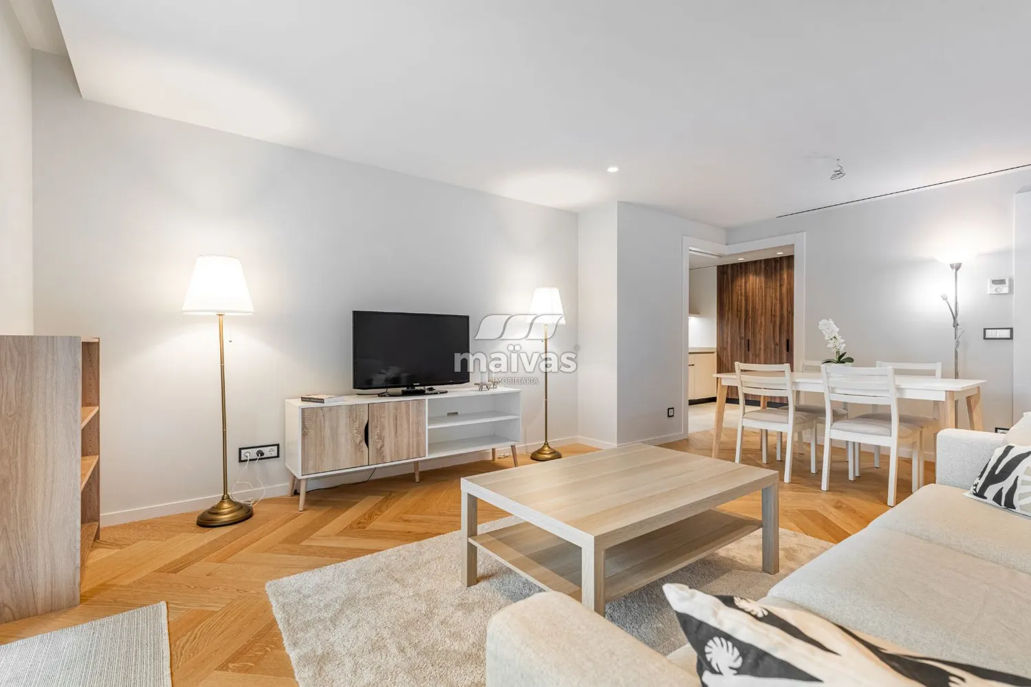 T2 com 2 Suites, Terraço de 70m² e Cozinha Bosch | Junto à Av. Central