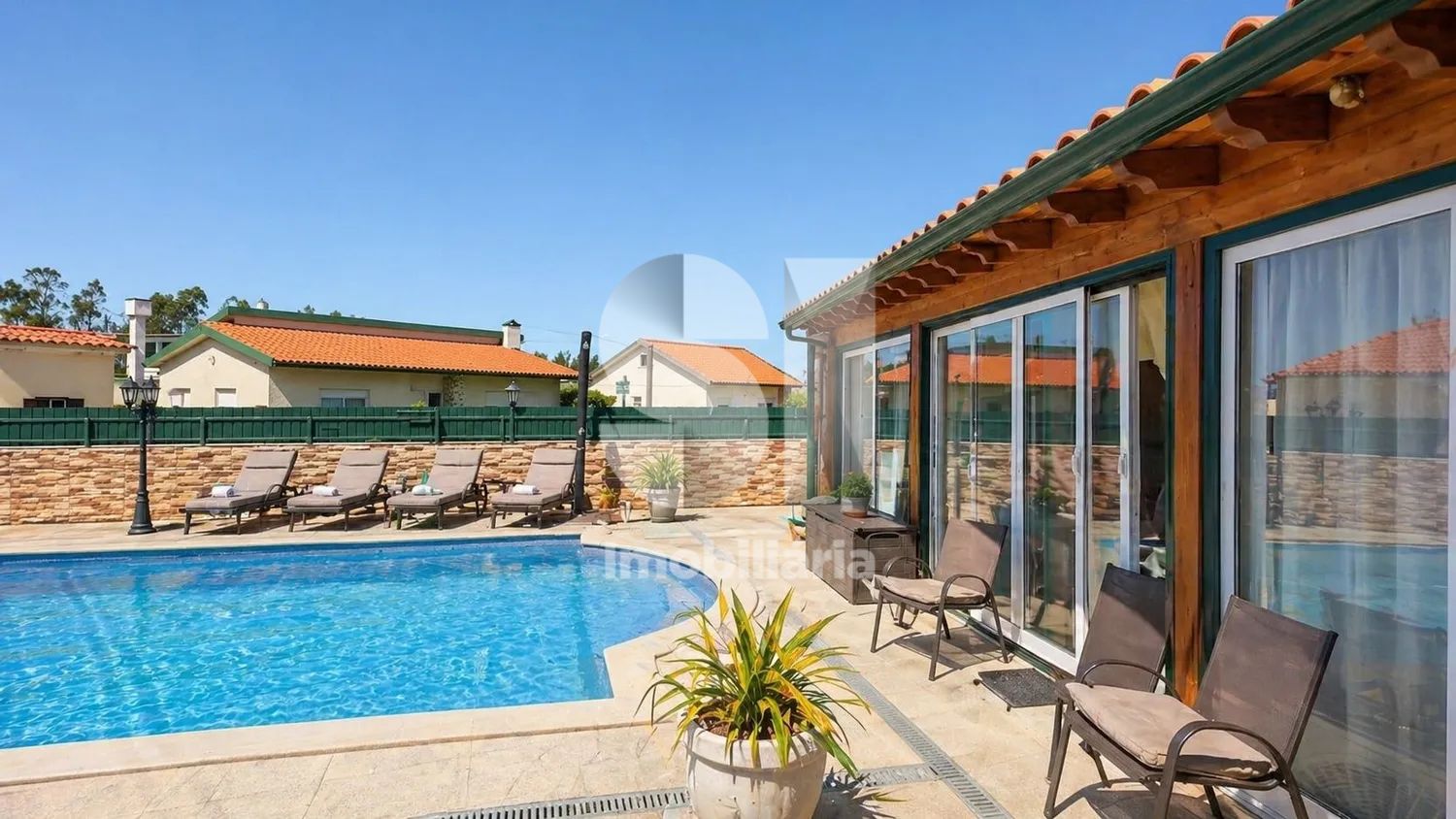 Terreno urbano com benfeitorias e piscina | Marinha Grande - 2