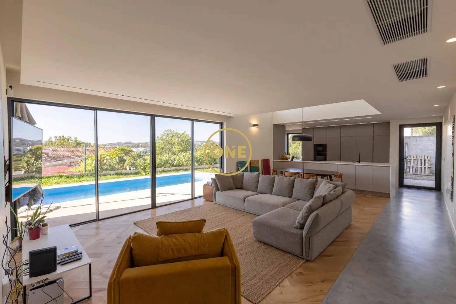 Moradia Com Piscina Privada e Arquitetura Contemporânea