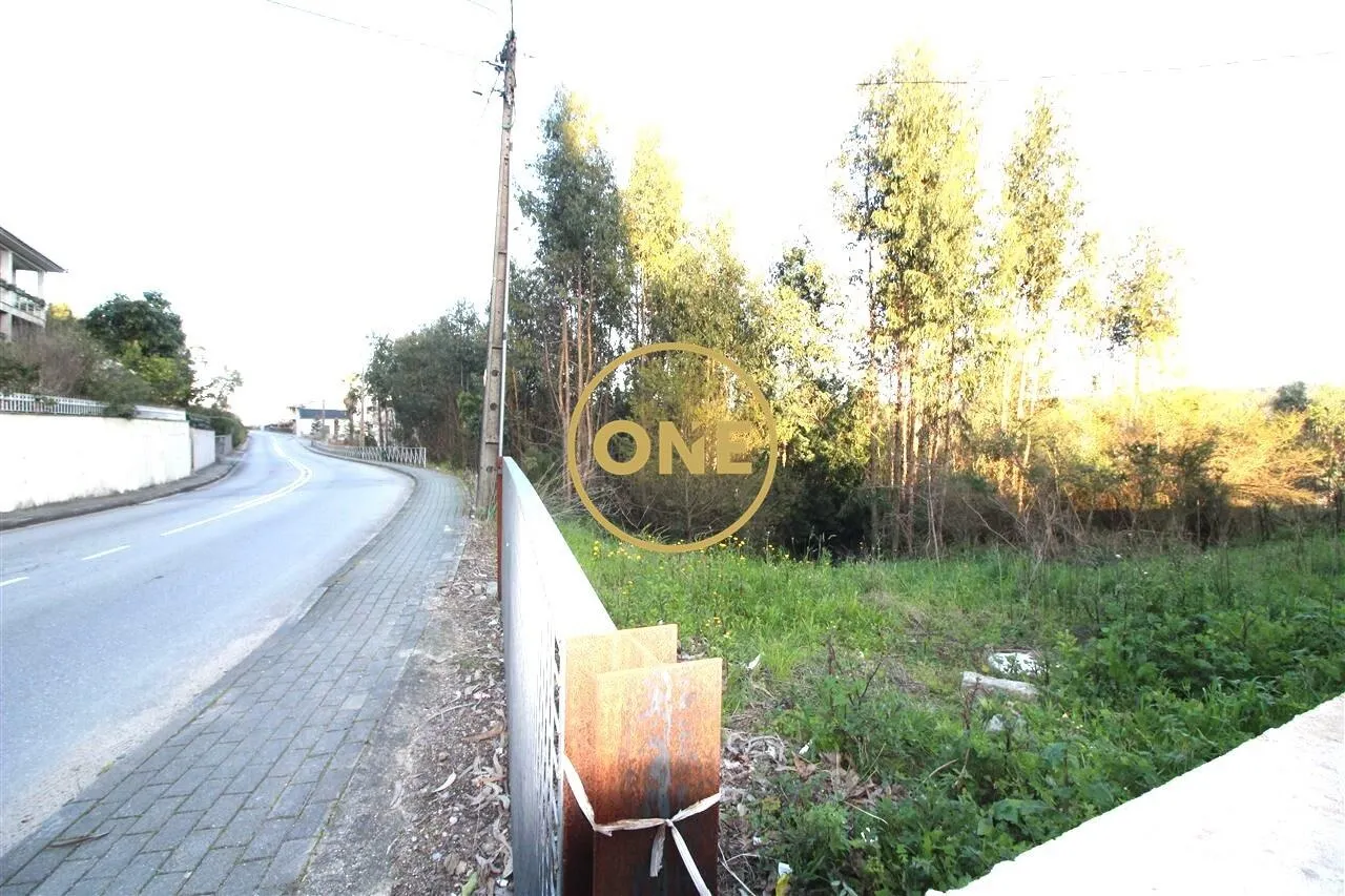 Terreno de construção com 4500m2 em Ruílhe para venda