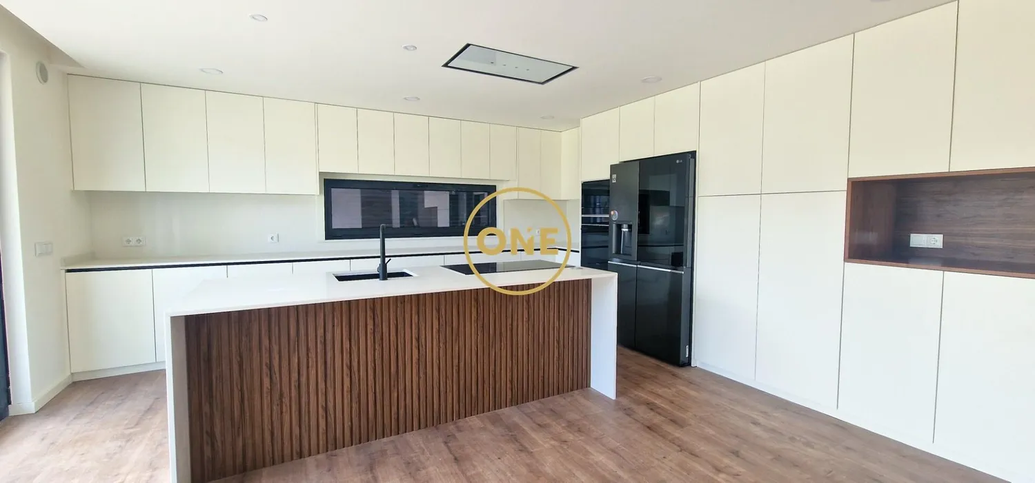 Magnifique maison neuve de plain-pied, comprenant trois chambres, dont une suite avec placard !!