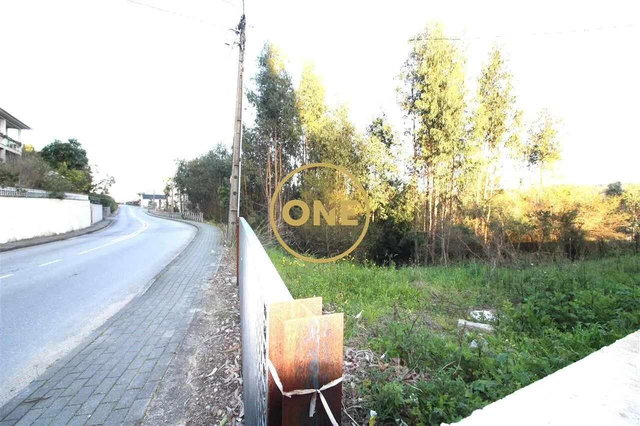 Terreno de construção com 4000m2 em Ruílhe para venda