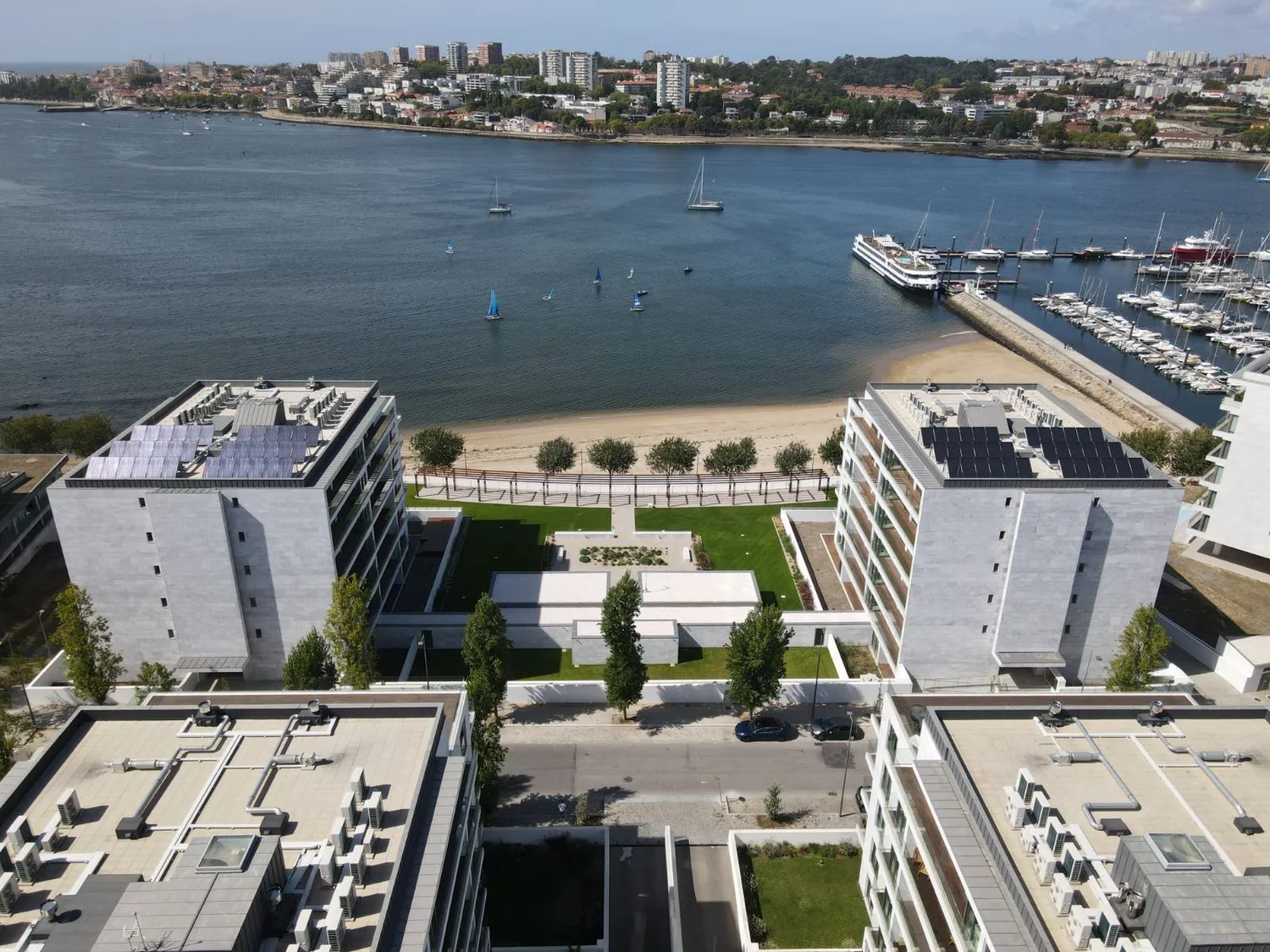 Apartamento T2 Novo c/ Vistas para a Marina e 2 Lugares de Garagem em Canidelo