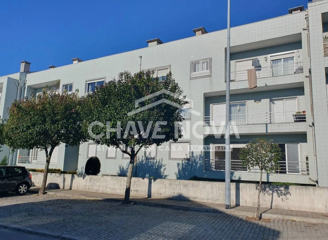 Apartamento T2 c/ Logradouro em Canelas