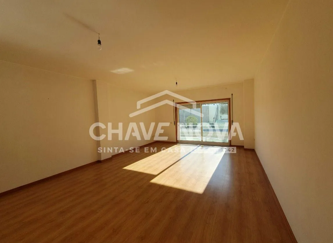 Apartamento T2 c/ Logradouro em Canelas - 3
