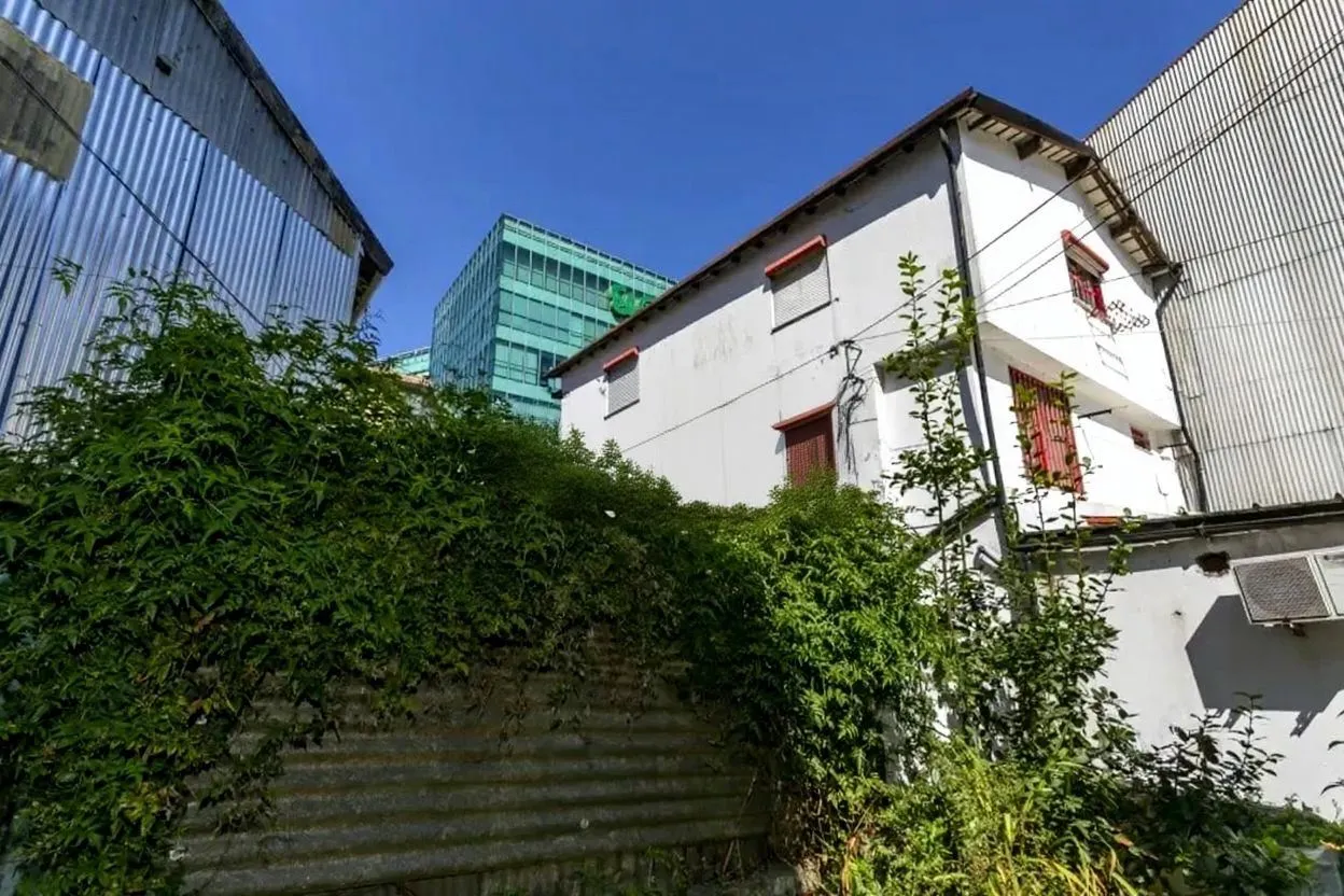 Moradia Geminada T2 para Reconstruir ao lado do Corte Inglês, em Gaia! - 3