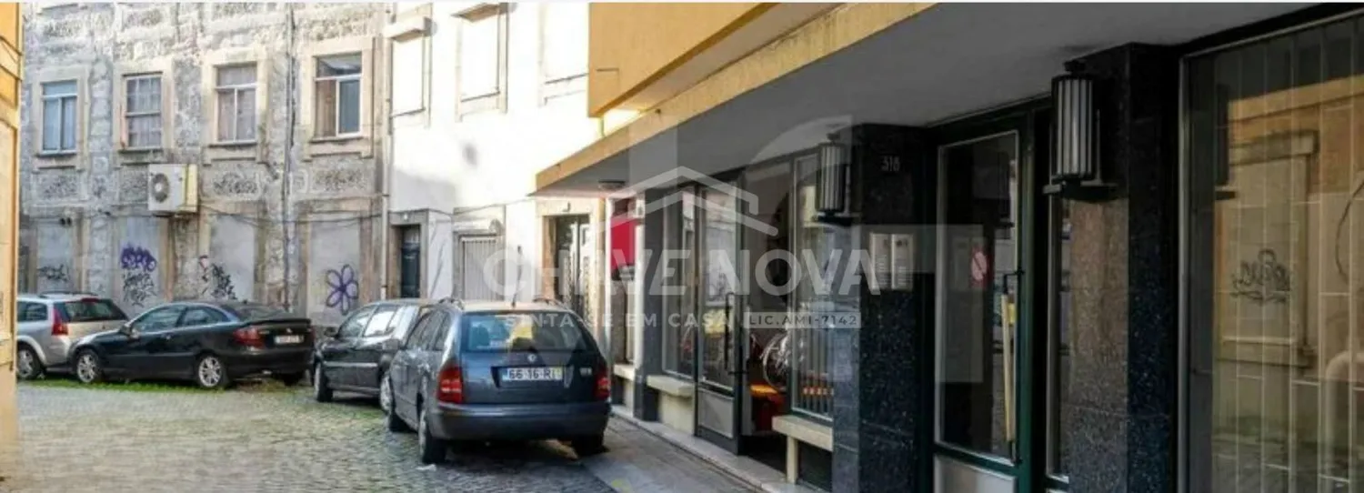 Loja 640 m2 - Loja 310m2 / armazém 330m2 ( PIP para habitação )Porto