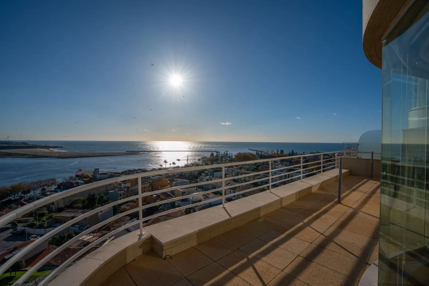 Magnificent duplex penthouse with a unique view of the Douro River estuary.