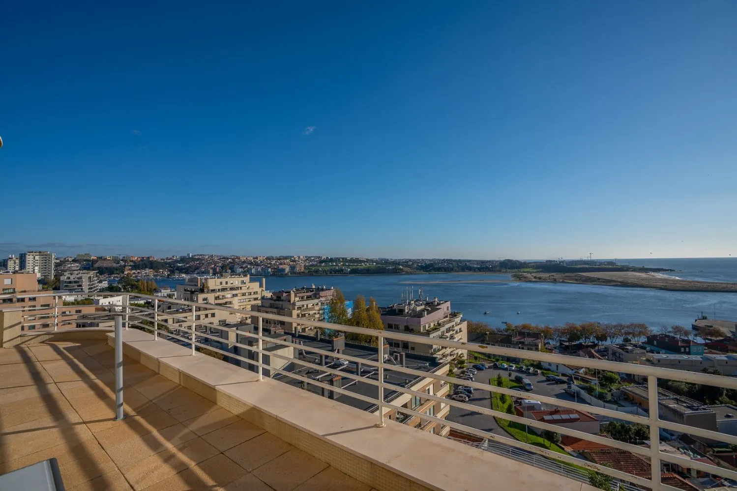 Magnificent duplex penthouse with a unique view of the Douro River estuary.