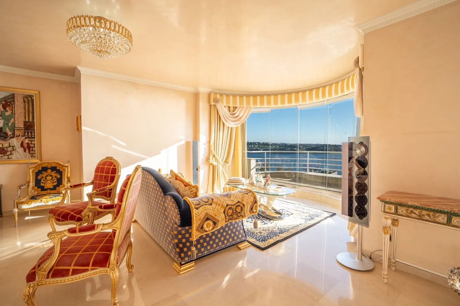 Magnificent duplex penthouse with a unique view of the Douro River estuary.