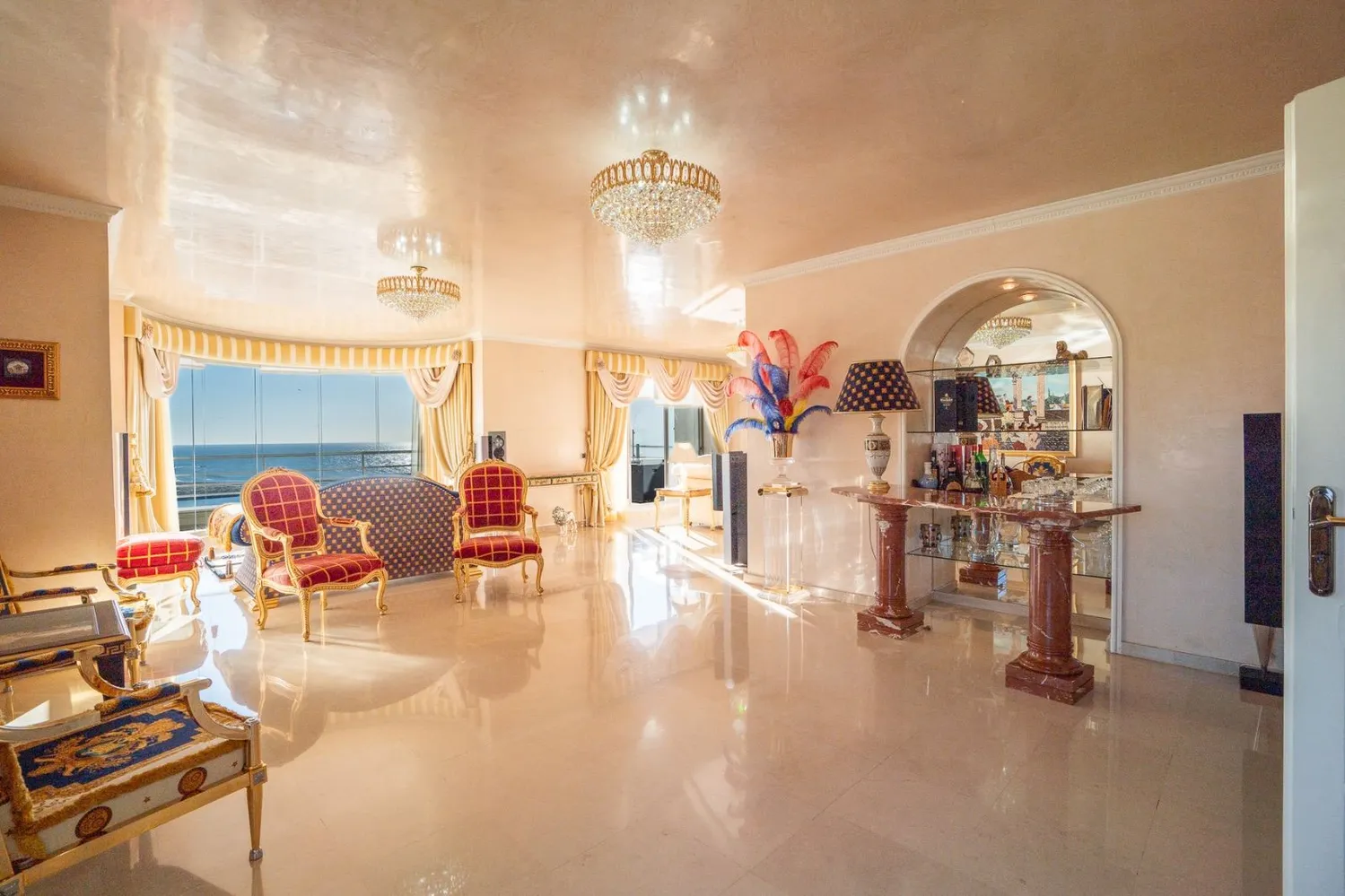 Magnificent duplex penthouse with a unique view of the Douro River estuary.