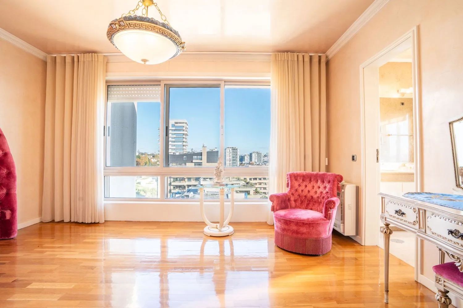 Magnificent duplex penthouse with a unique view of the Douro River estuary.