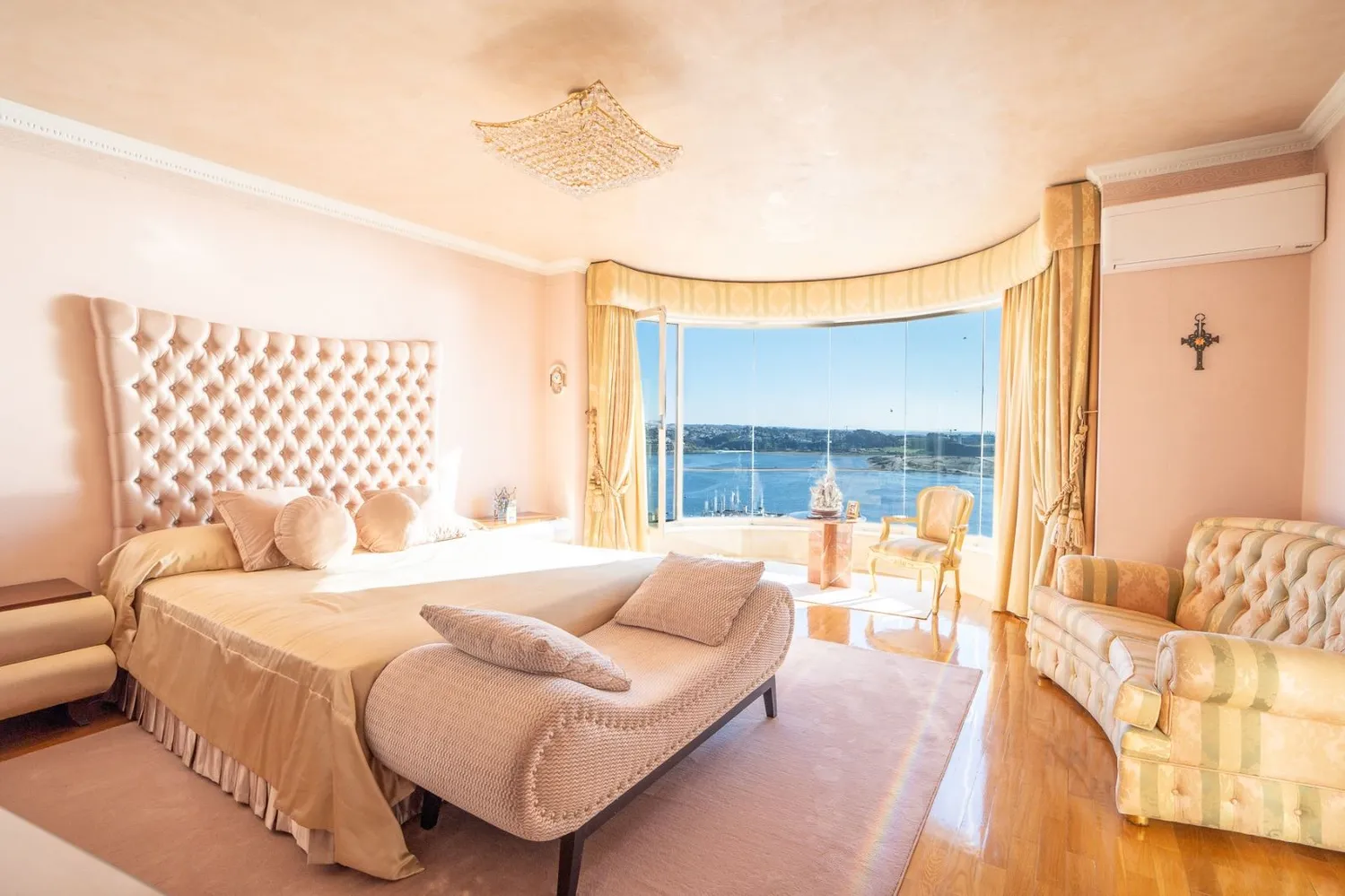 Magnificent duplex penthouse with a unique view of the Douro River estuary.