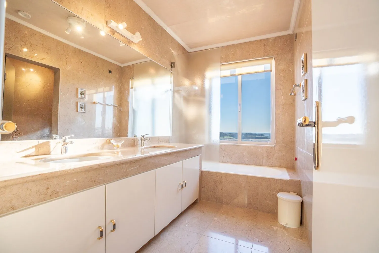 Magnificent duplex penthouse with a unique view of the Douro River estuary.