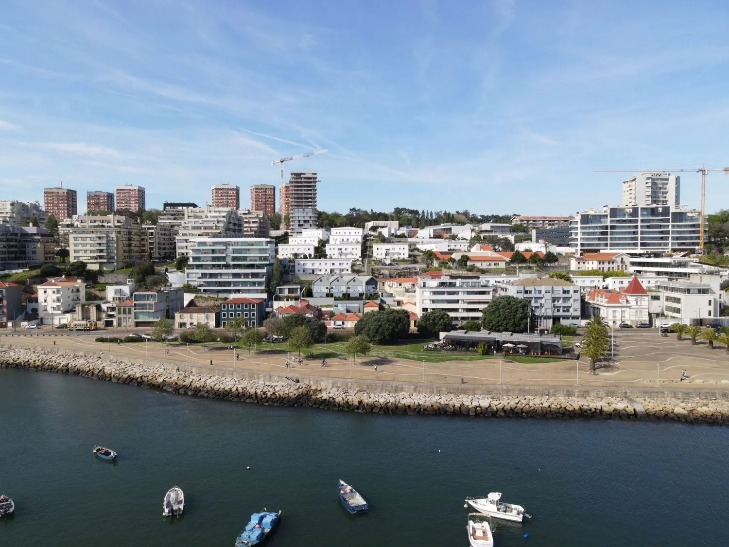 T1+1 duplex com varanda e vista desafogada sobre a Foz do Rio Douro