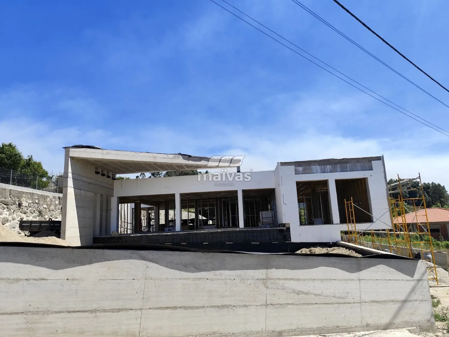 Moradia de Luxo Minimalista com Piscina Infinita - 2