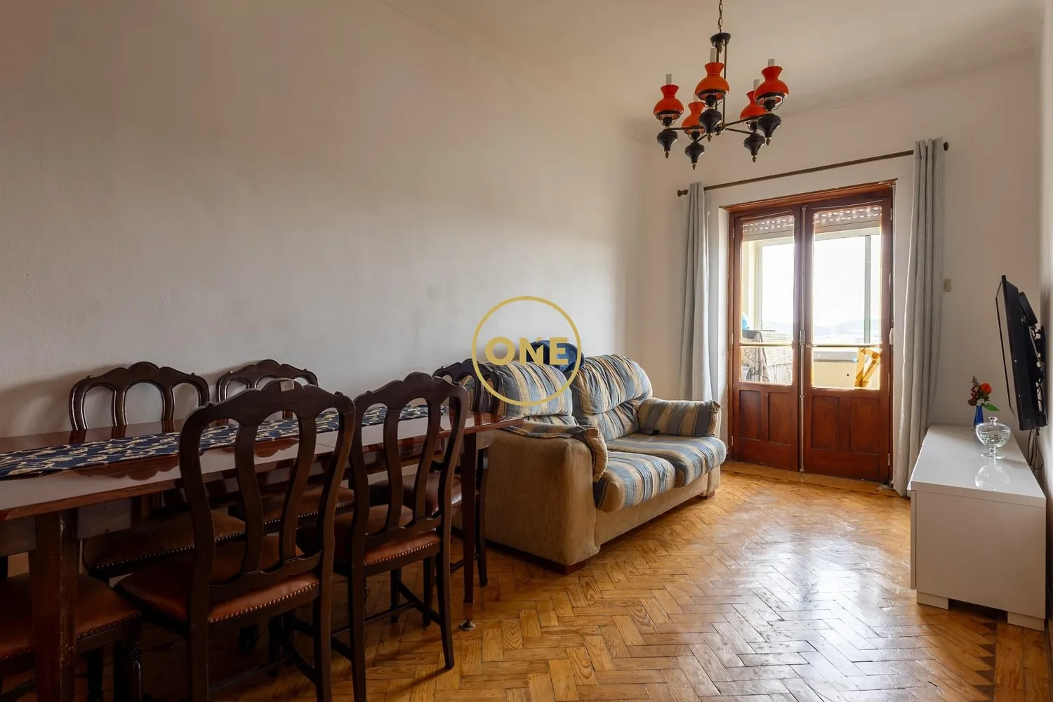 2-bedroom apartment with unobstructed views | Renovation potential in Loures