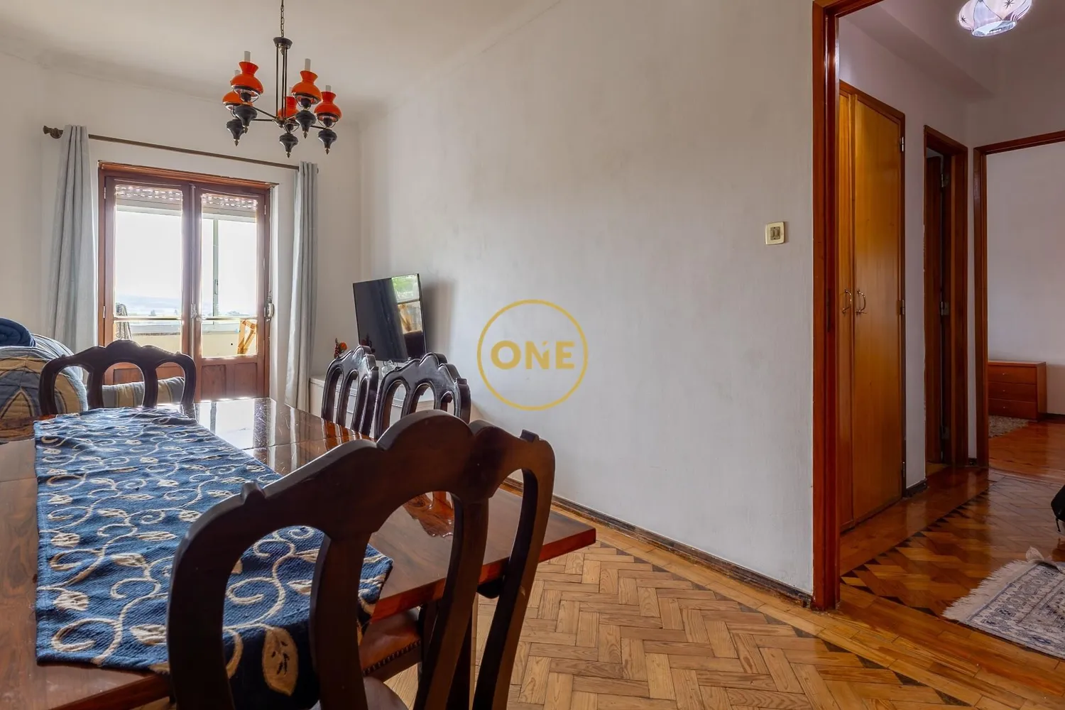 2-bedroom apartment with unobstructed views | Renovation potential in Loures - 2